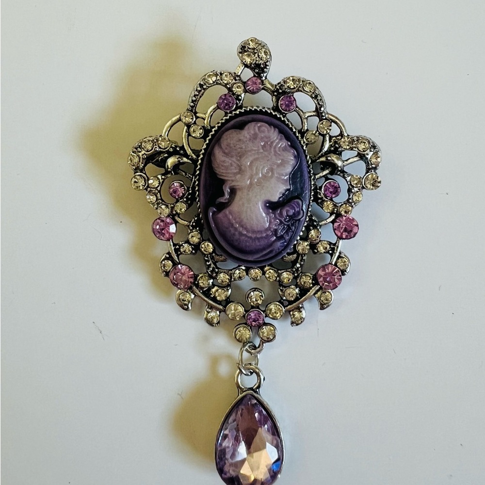 NEW Elegant Purple & Silver Tone Cameo Brooch✨ - Picture 4 of 7